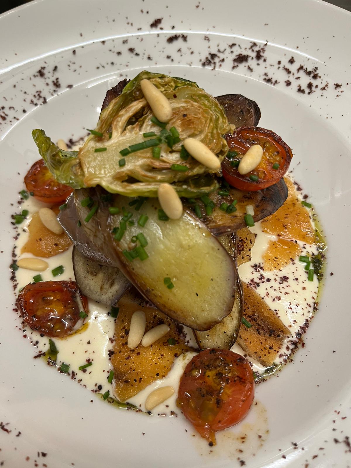 Fattéh d’aubergines indiennes aux pignons de pin