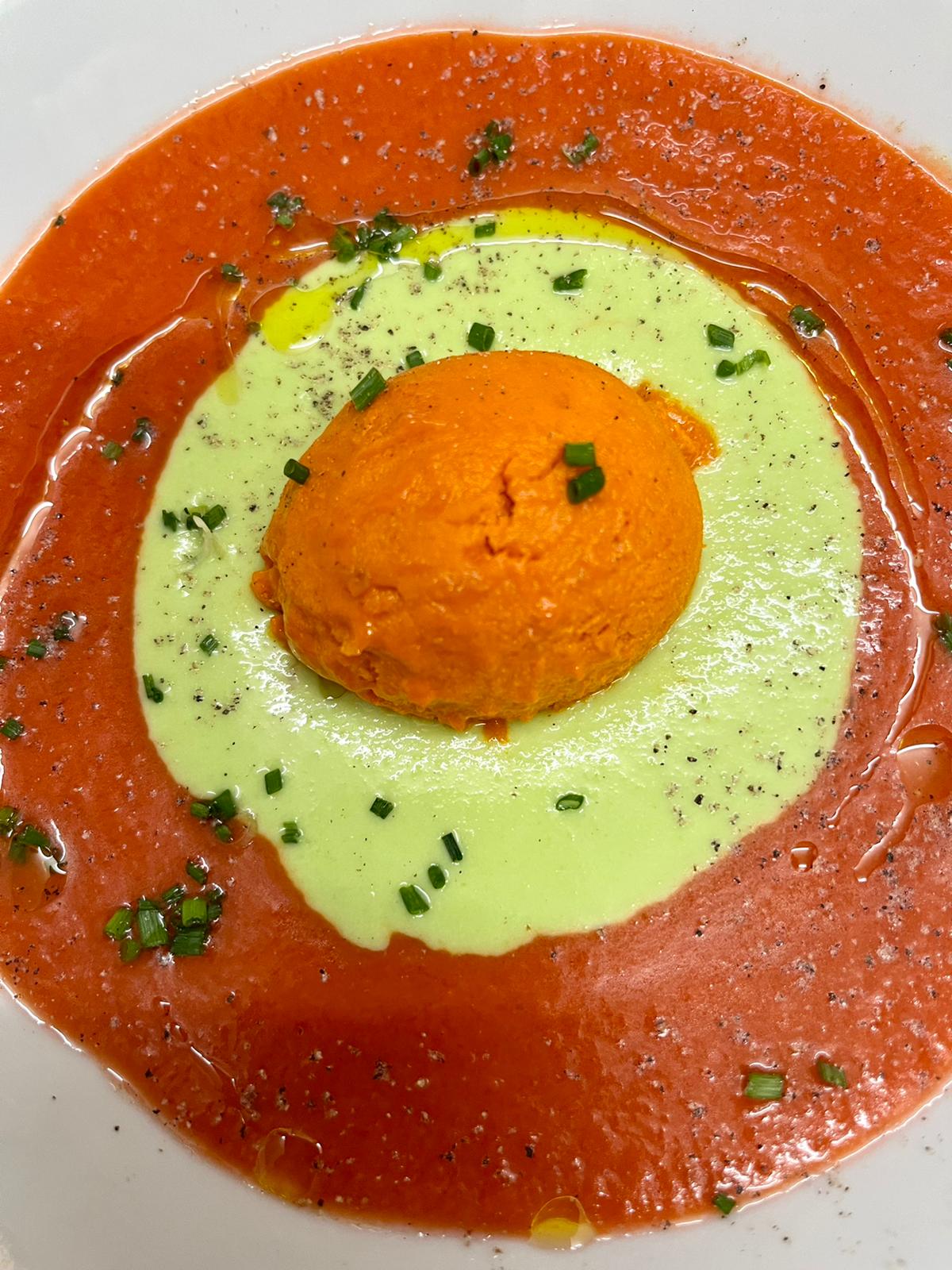 Gaspacho de tomate, crème de fèves, sorbet poivrons confits maison